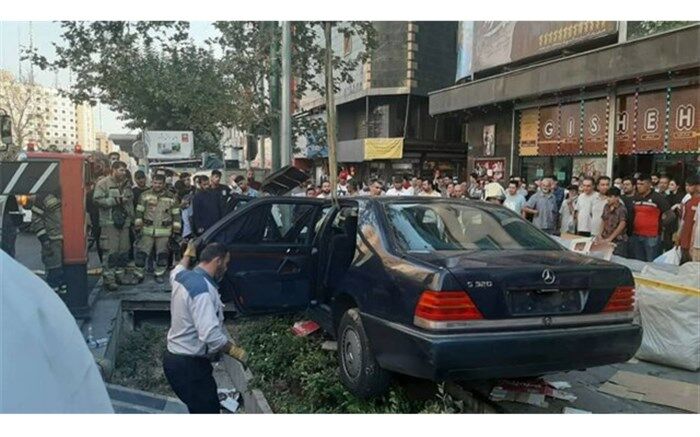 تصادف خودرو بنز در خیابان ولیعصر ٢ مصدوم به جا گذاشت