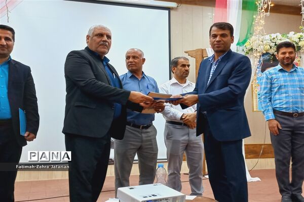 مراسم تجلیل از تلاشگران ماندگار ۳ در آموزش و پرورش امیدیه