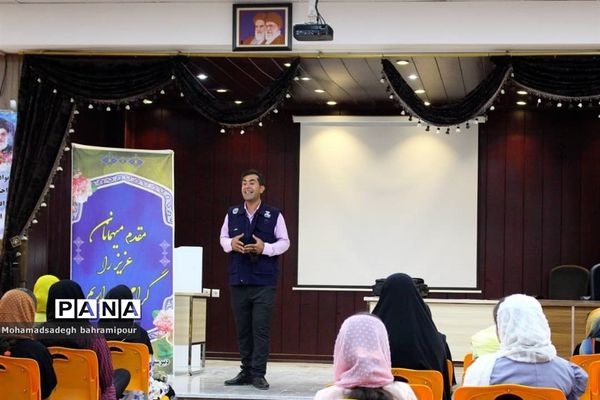 بازدید رئیس سازمان دانش‌آموزی کهگیلویه و بویراحمد از کلاس‌های خبرنگاری پایگاه‌های اوقات فراغت تابستان