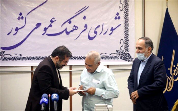 تجلیل وزیر فرهنگ از راننده تاکسی امانتدار