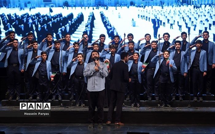 اجرای سرود سلام فرمانده در تالار وحدت/فیلم