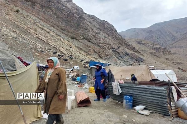 امداد رسانی نیروهای هلال احمر بلده به عشایر سیل زده منطقه