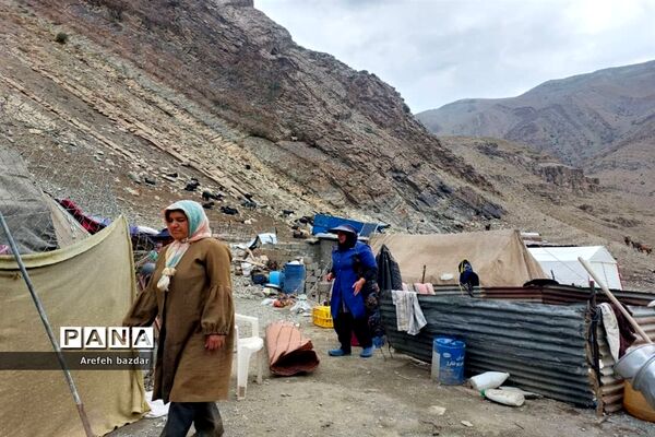 امداد رسانی نیروهای هلال احمر بلده به عشایر سیل زده منطقه