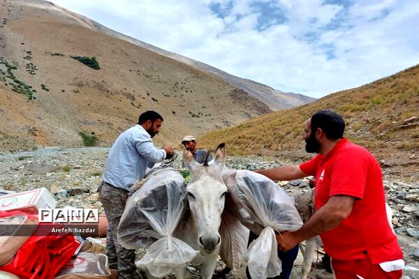 امداد رسانی نیروهای هلال احمر بلده به عشایر سیل زده منطقه