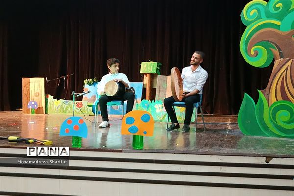 اجرای نمایش شاد و موزیکال توسط کودکان و نوجوانان در شهرستان امیدیه