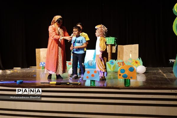 اجرای نمایش شاد و موزیکال توسط کودکان و نوجوانان در شهرستان امیدیه