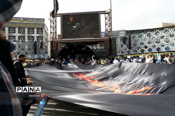 اهتزاز ابر پرچم متبرک شده در میدان امام حسین