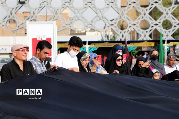 اهتزاز ابر پرچم متبرک شده در میدان امام حسین