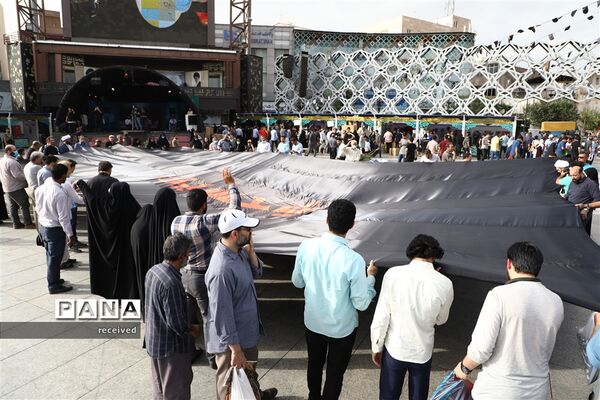 اهتزاز ابر پرچم متبرک شده در میدان امام حسین