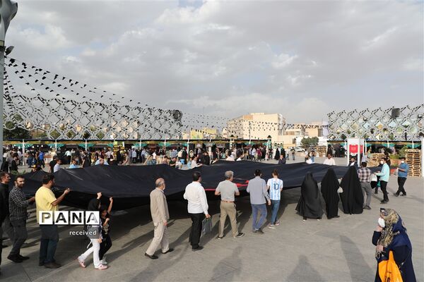اهتزاز ابر پرچم متبرک شده در میدان امام حسین