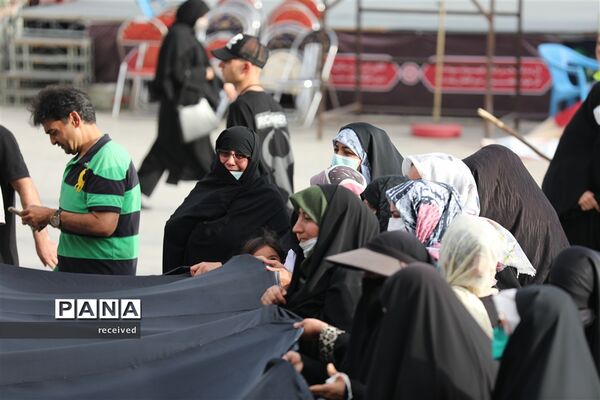 اهتزاز ابر پرچم متبرک شده در میدان امام حسین