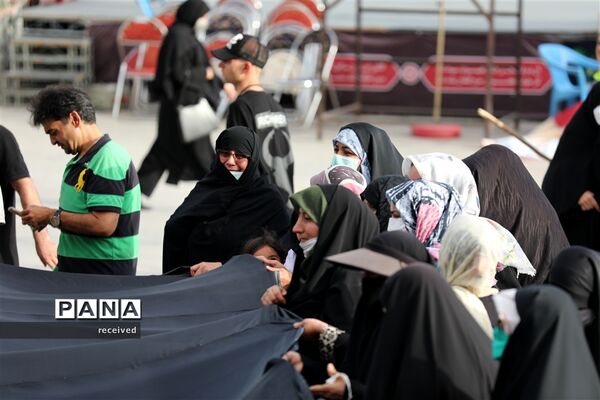 اهتزاز ابر پرچم متبرک شده در میدان امام حسین