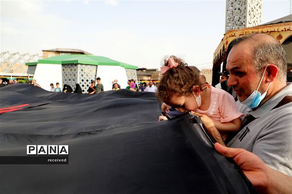 اهتزاز ابر پرچم متبرک شده در میدان امام حسین