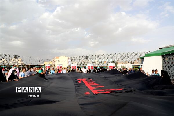اهتزاز ابر پرچم متبرک شده در میدان امام حسین
