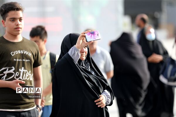 اهتزاز ابر پرچم متبرک شده در میدان امام حسین