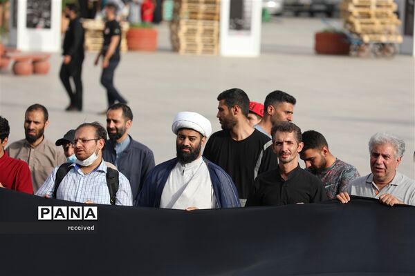 اهتزاز ابر پرچم متبرک شده در میدان امام حسین