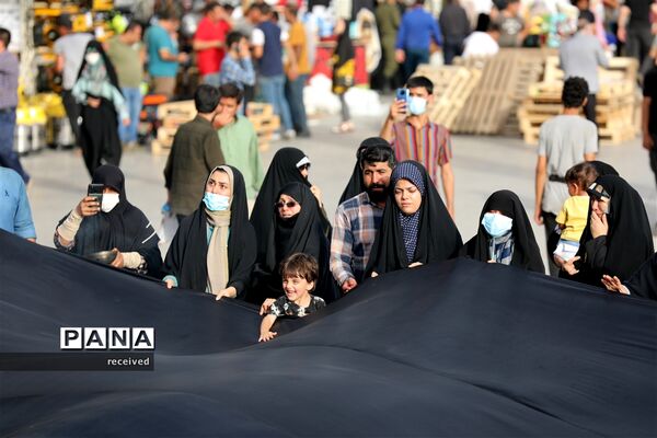 اهتزاز ابر پرچم متبرک شده در میدان امام حسین