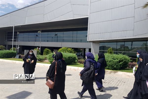 بازدید دانش‌آموزان دختر منطقه ۱۳  از موزه ملی دفاع مقدس