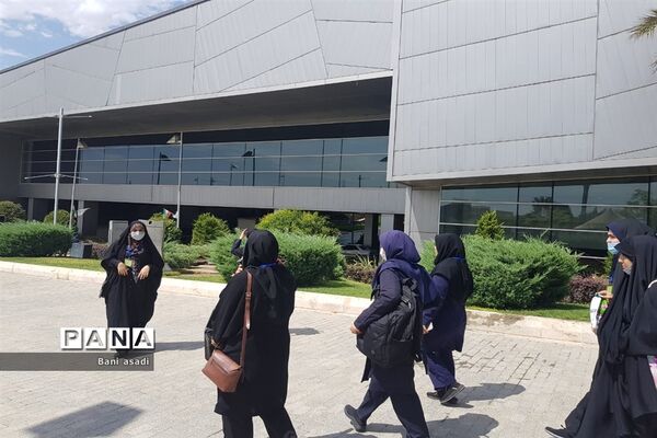 بازدید دانش‌آموزان دختر منطقه ۱۳  از موزه ملی دفاع مقدس