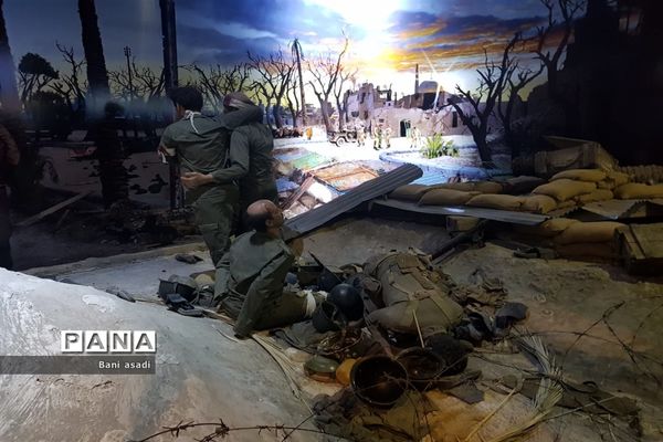 بازدید دانش‌آموزان دختر منطقه ۱۳  از موزه ملی دفاع مقدس