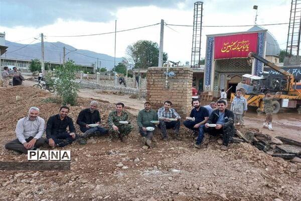 امدادرسانی فرهنگیان شهرستان‌های بن و سامان به سیل زدگان بارده