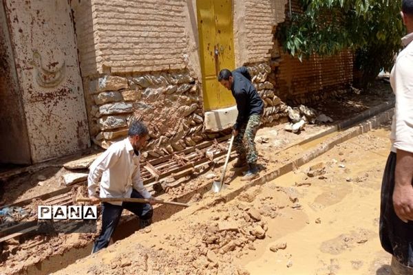 امدادرسانی فرهنگیان شهرستان‌های بن و سامان به سیل زدگان بارده