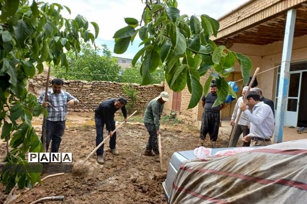 امدادرسانی فرهنگیان شهرستان‌های بن و سامان به سیل زدگان بارده