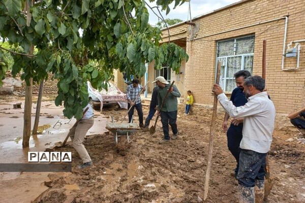 امدادرسانی فرهنگیان شهرستان‌های بن و سامان به سیل زدگان بارده