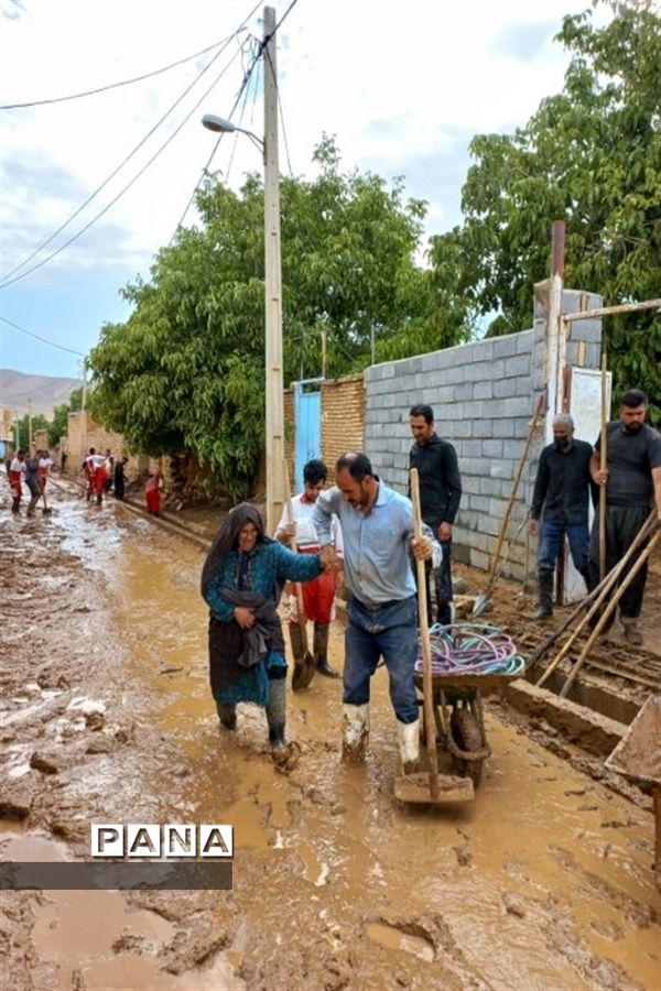 امدادرسانی فرهنگیان شهرستان‌های بن و سامان به سیل زدگان بارده