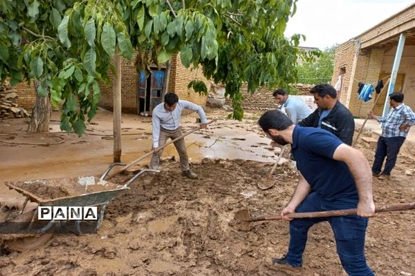 امدادرسانی فرهنگیان شهرستان‌های بن و سامان به سیل زدگان بارده