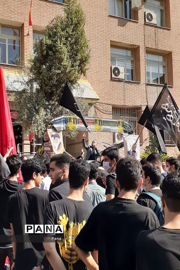 حضور دانش‌آموزان عزادار حسینی در اداره آموزش و پرورش منطقه ۶