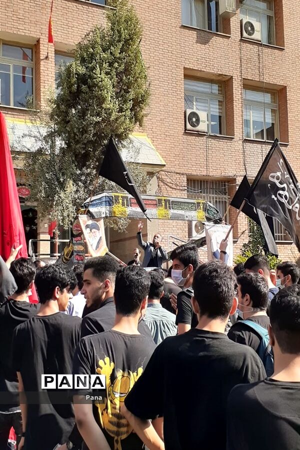 حضور دانش‌آموزان عزادار حسینی در اداره آموزش و پرورش منطقه ۶