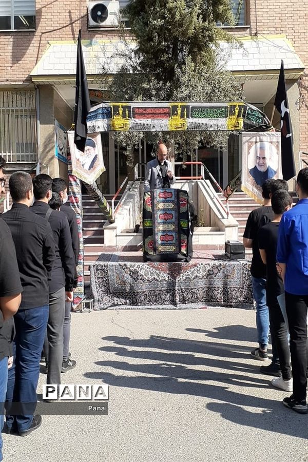 حضور دانش‌آموزان عزادار حسینی در اداره آموزش و پرورش منطقه ۶