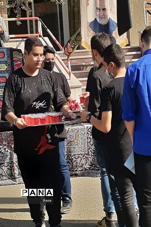 حضور دانش‌آموزان عزادار حسینی در اداره آموزش و پرورش منطقه ۶