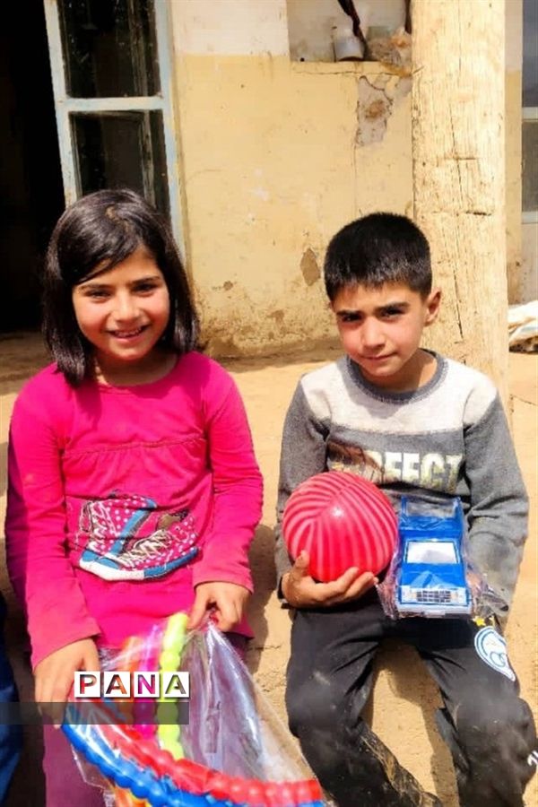 اهدای اسباب‌بازی گروه فرهنگی و اجتماعی ماهنامه آدینه به کودکان سیل‌زده بارده