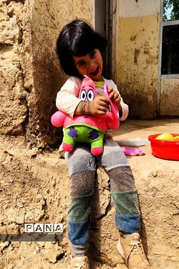 اهدای اسباب‌بازی گروه فرهنگی و اجتماعی ماهنامه آدینه به کودکان سیل‌زده بارده