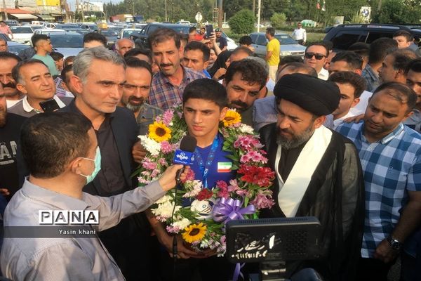 استقبال مردم عباس‌آباد از قهرمان کشتی جهان