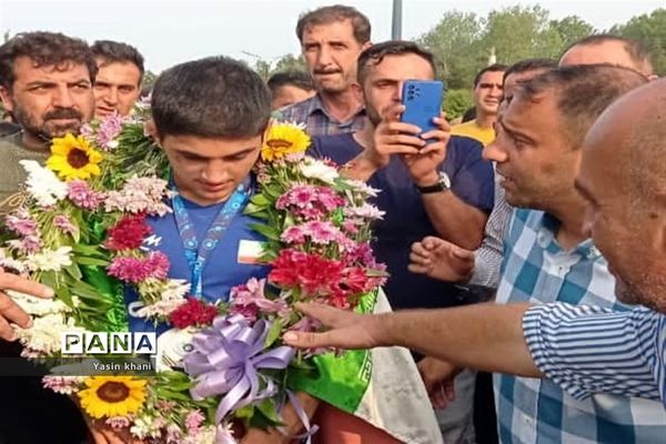 استقبال مردم عباس‌آباد از قهرمان کشتی جهان
