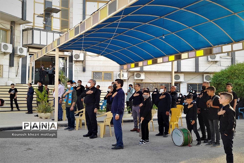 برگزاری مراسم عزاداری حسینی جلوی درب آموزش و پرورش کازرون-۱