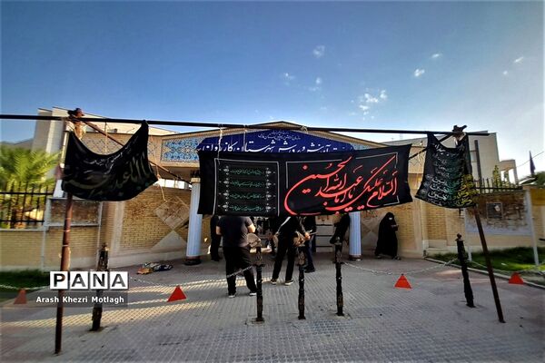 برگزاری مراسم عزاداری حسینی مقابل در آموزش و پرورش کازرون-۲