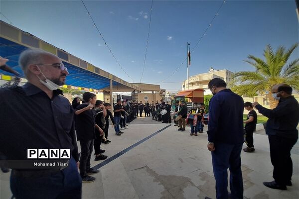 برگزاری مراسم عزاداری حسینی مقابل در آموزش و پرورش کازرون-۲