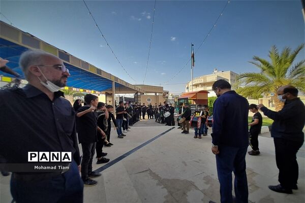 برگزاری مراسم عزاداری حسینی مقابل در آموزش و پرورش کازرون-۲