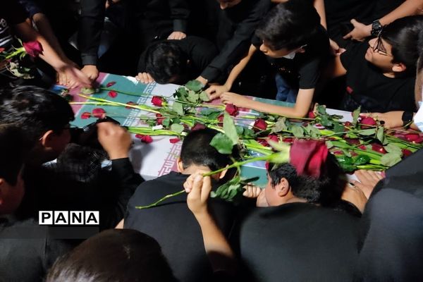 وداع دانش آموزان شیرازی با پیکر سردار بی سر شهید عبداله اسکندری -1