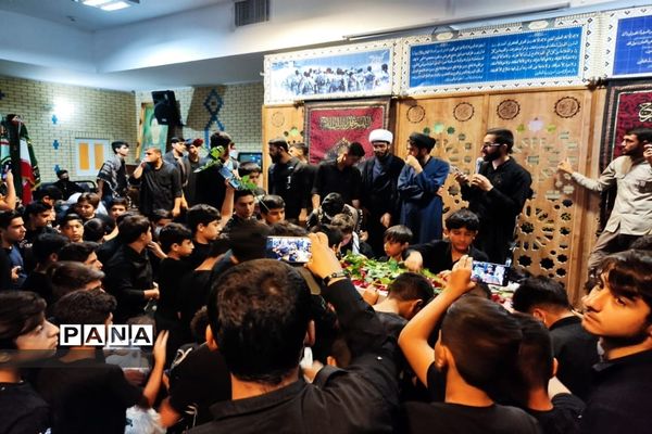 وداع دانش آموزان شیرازی با پیکر سردار بی سر شهید عبداله اسکندری -1