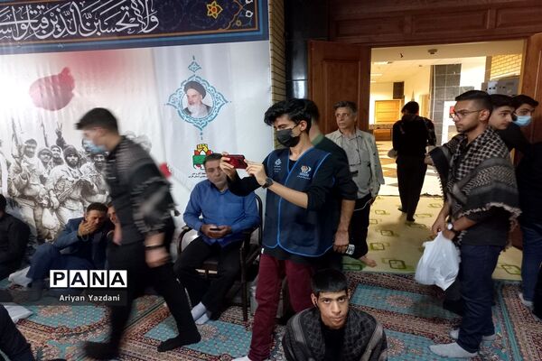 وداع دانش‌آموزان شیرازی با پیکر سردار بی سر شهید عبداله اسکندری -۲