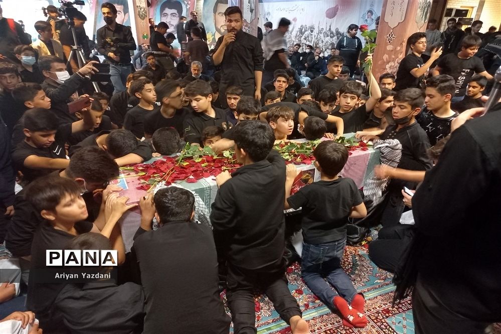 وداع دانش‌آموزان شیرازی با پیکر سردار بی سر شهید عبداله اسکندری -۲