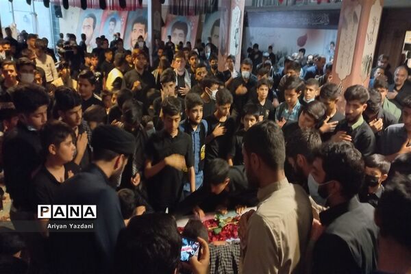وداع دانش‌آموزان شیرازی با پیکر سردار بی سر شهید عبداله اسکندری -۲