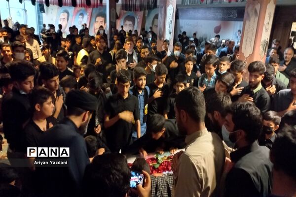 وداع دانش‌آموزان شیرازی با پیکر سردار بی سر شهید عبداله اسکندری -۲