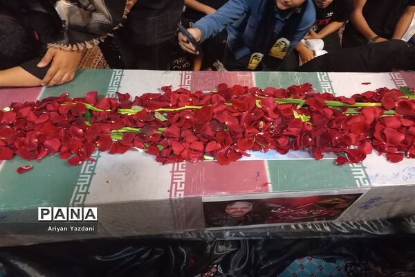 وداع دانش‌آموزان شیرازی با پیکر سردار بی سر شهید عبداله اسکندری -۲