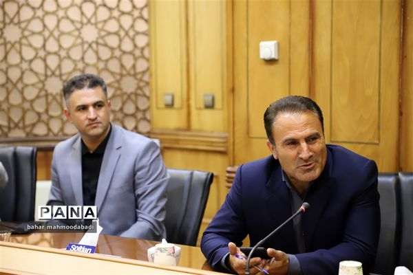 تجلیل استاندار کرمانشاه از دانش‌آموز رتبه اول کنکور 1401